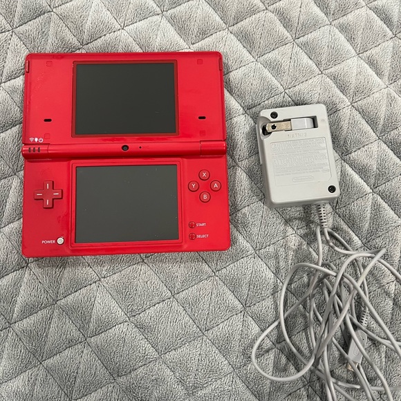 Red Nintendo dsi with charger - Picture 2 of 4